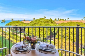 Mesa para dos con vista a un paisaje tropical y el océano.
