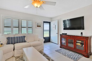 Fernseher, DVD-Player, Arbeitsbereiche