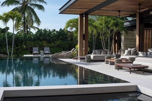 Una piscina al aire libre, una piscina climatizada