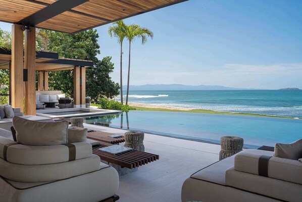 Una piscina al aire libre, una piscina climatizada