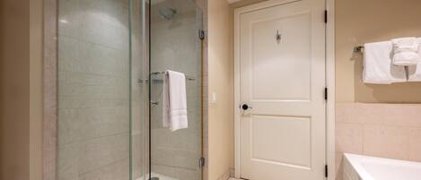 Suihku, hiustenkuivaaja, pyyhkeet