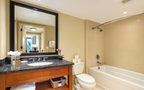 Ein Badezimmer mit Waschbecken, Toilette und Badewanne.
