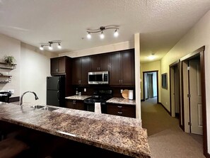 ثلاجة، ميكروويف، فرن، موقد طهي مسطح