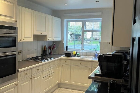 Jääkaappi, mikroaaltouuni, uuni, liesi