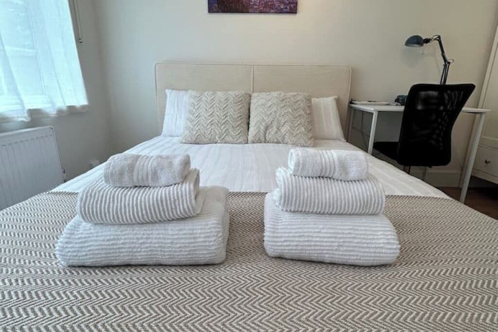 1 bedroom, desk, free WiFi, bed sheets