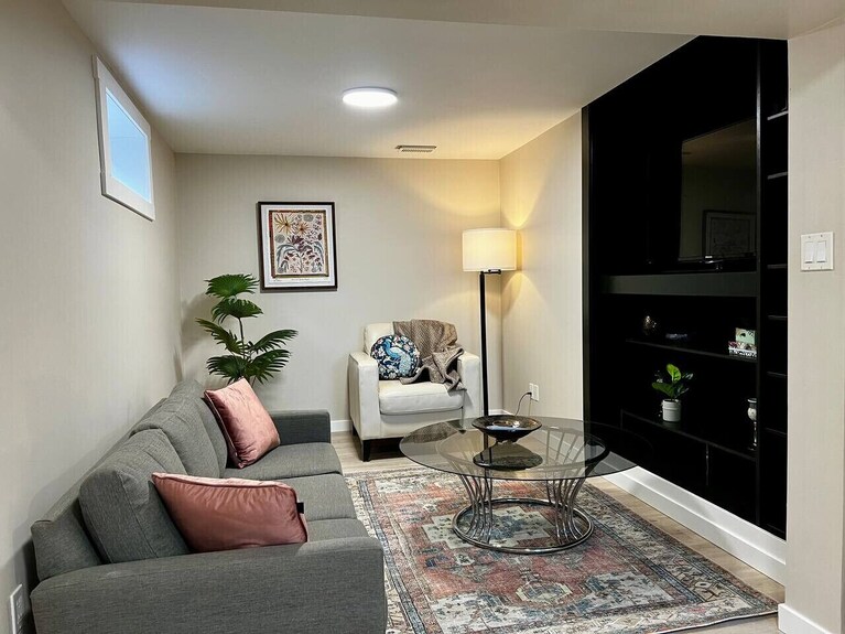 Clean & Bright Southside Lower Suite - Lethbridge