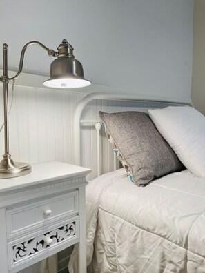 1 bedroom, desk, WiFi, bed sheets - The Crooked Cottage! 1 Bed, 1 Bath - Entire House (Lethbridge)