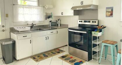 The Pineapple Retreat - A delightful 3-bedroom house in Hilo with views & office