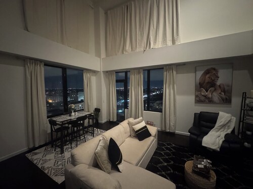 Classy Loft Style 2BR! NY skyline! 30 min to NYC 25 to MetLife & America Dream