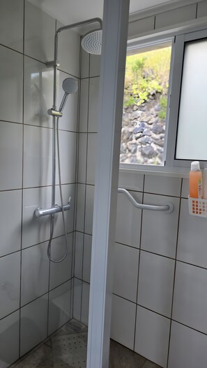 Suihku, hiustenkuivaaja, pyyhkeet