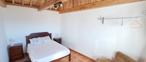 1 habitación, tabla de planchar con plancha, wifi y ropa de cama