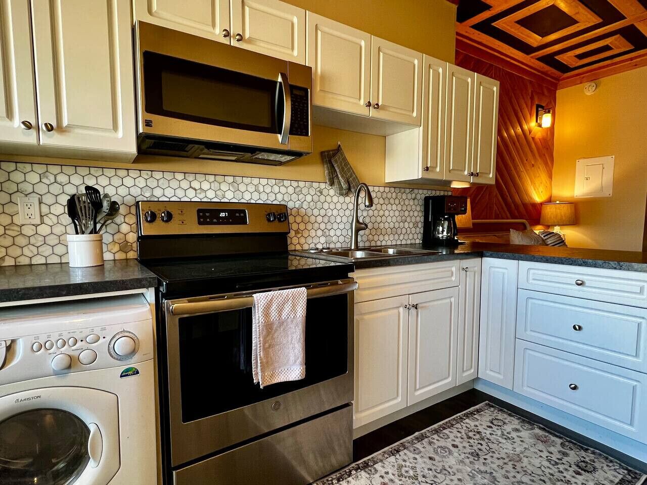 Mikroaaltouuni, uuni, liesi, kahvin-/teenkeitin