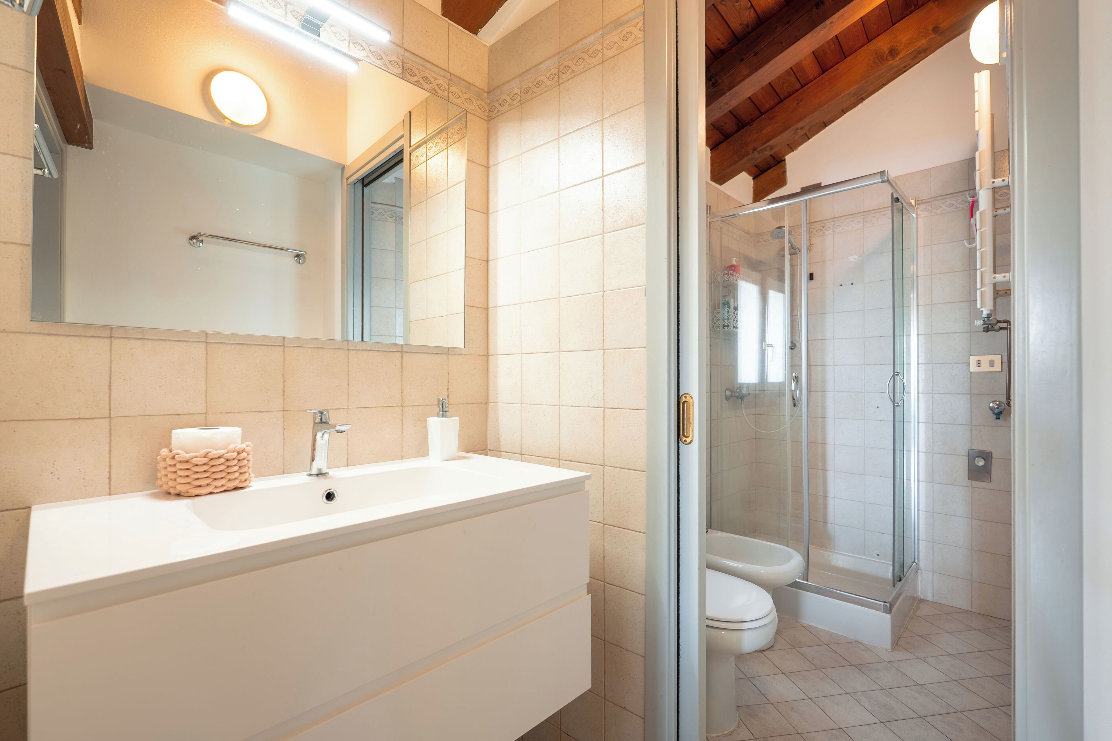 Douche, sèche-cheveux, bidet, serviettes fournies