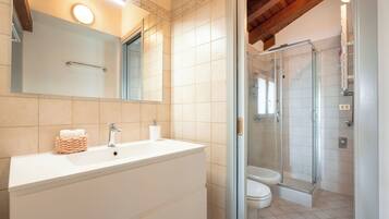 Regadera, secadora de cabello, bidet, toallas