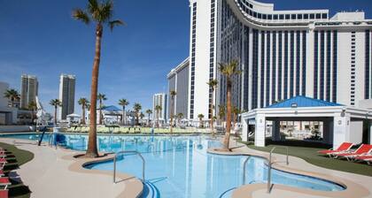 Chic WG Resort & Casino 2-bedroom hotel in vibrant Las Vegas