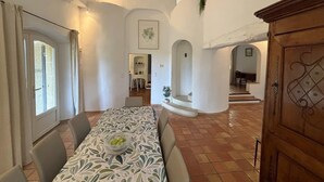 A spacious dining area with a long table, chairs, and a decorative centerpiece. - Countryside villa with swimming pool (Lambesc)