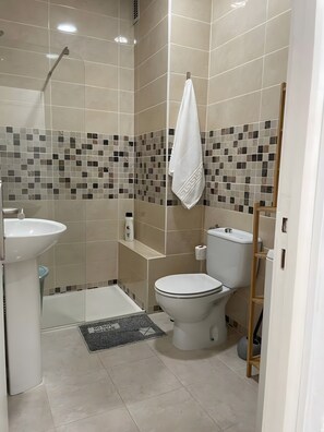 Bruser, hårtørrer, håndklæder