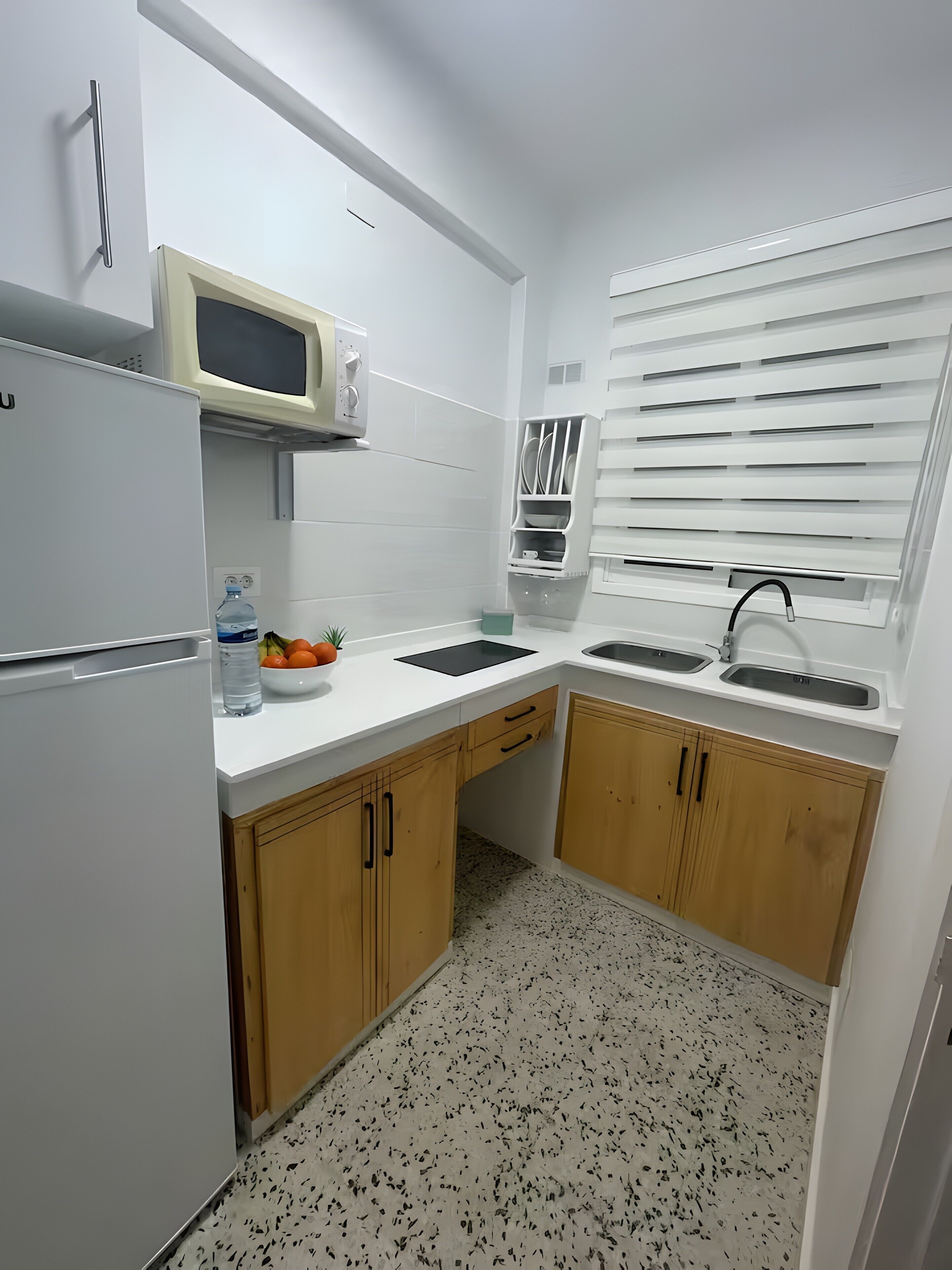 Réfrigérateur, micro-ondes, plaque de cuisson, bouilloire électrique