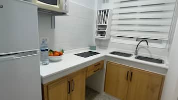 Réfrigérateur, micro-ondes, plaque de cuisson, bouilloire électrique