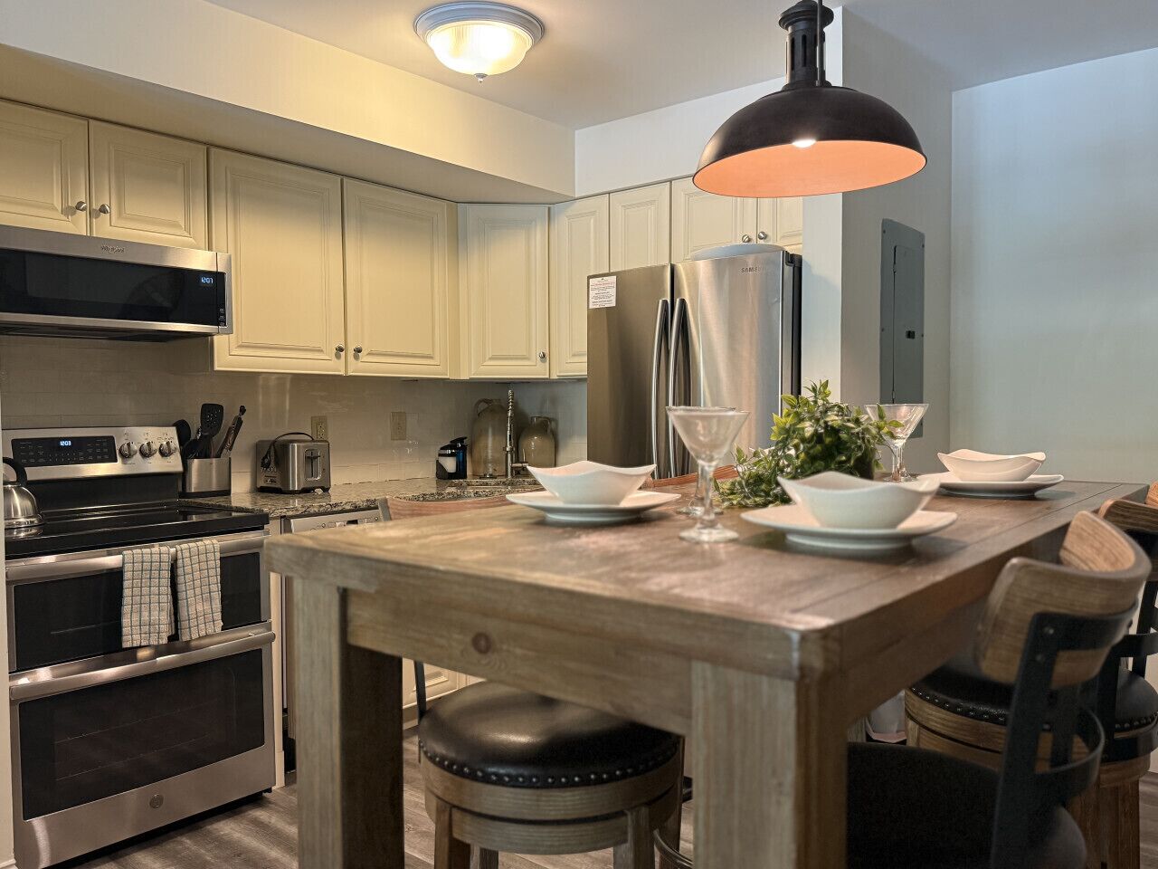 Réfrigérateur, four à micro-ondes, un four, surface de cuisson