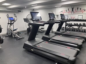 Fitness facility - BearsLair- Pool, Hot tub, Bike to Mountain! (Killington)