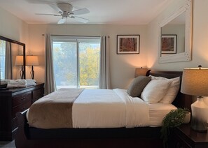 1 bedroom, WiFi, bed sheets - BearsLair- Pool, Hot tub, Bike to Mountain! (Killington)