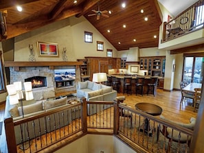 Televisio, takka, työhuone