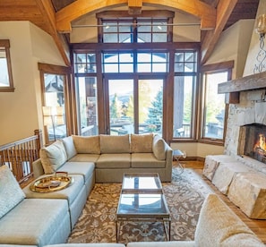 Televisio, takka, työhuone