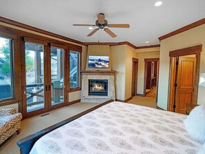 5 bedrooms, desk, iron/ironing board, WiFi