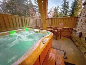 Outdoor spa tub - Silver Star Skiers' Chalet - Ski In/Out (Park City)