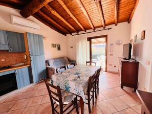 Apartment | Living area | 22-inch flat-screen TV with cable channels - Trilocale Le Genuasi San Teodoro (San Teodoro)