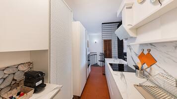 Mikroaaltouuni, uuni, astianpesukone, leivänpaahdin