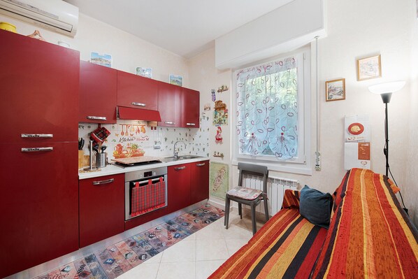 ثلاجة، ميكروويف، فرن، موقد طهي مسطح