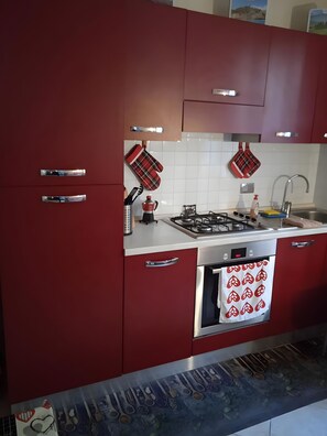 ثلاجة، ميكروويف، فر�ن، موقد طهي مسطح