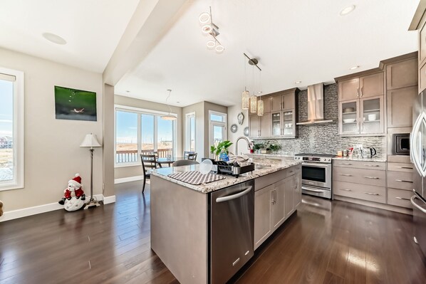 ميكروويف، فرن، موقد طهي مسطح، غسالة أطباق