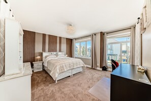 4 chambres, fer et planche à repasser, Wi-Fi, draps fournis