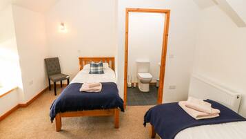 3 dormitoris, decoració individual i mobiliari individual