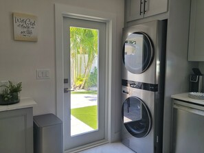 Interior - Villa Saint-Tropez – Luxury Beachside Retreat with Heated Pool & Mini-Golf 🏝🌞 (Lauderdale-by-the-Sea)