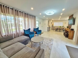 Smart TV, books - Villa Saint-Tropez – Luxury Beachside Retreat with Heated Pool & Mini-Golf 🏝🌞 (Lauderdale-by-the-Sea)