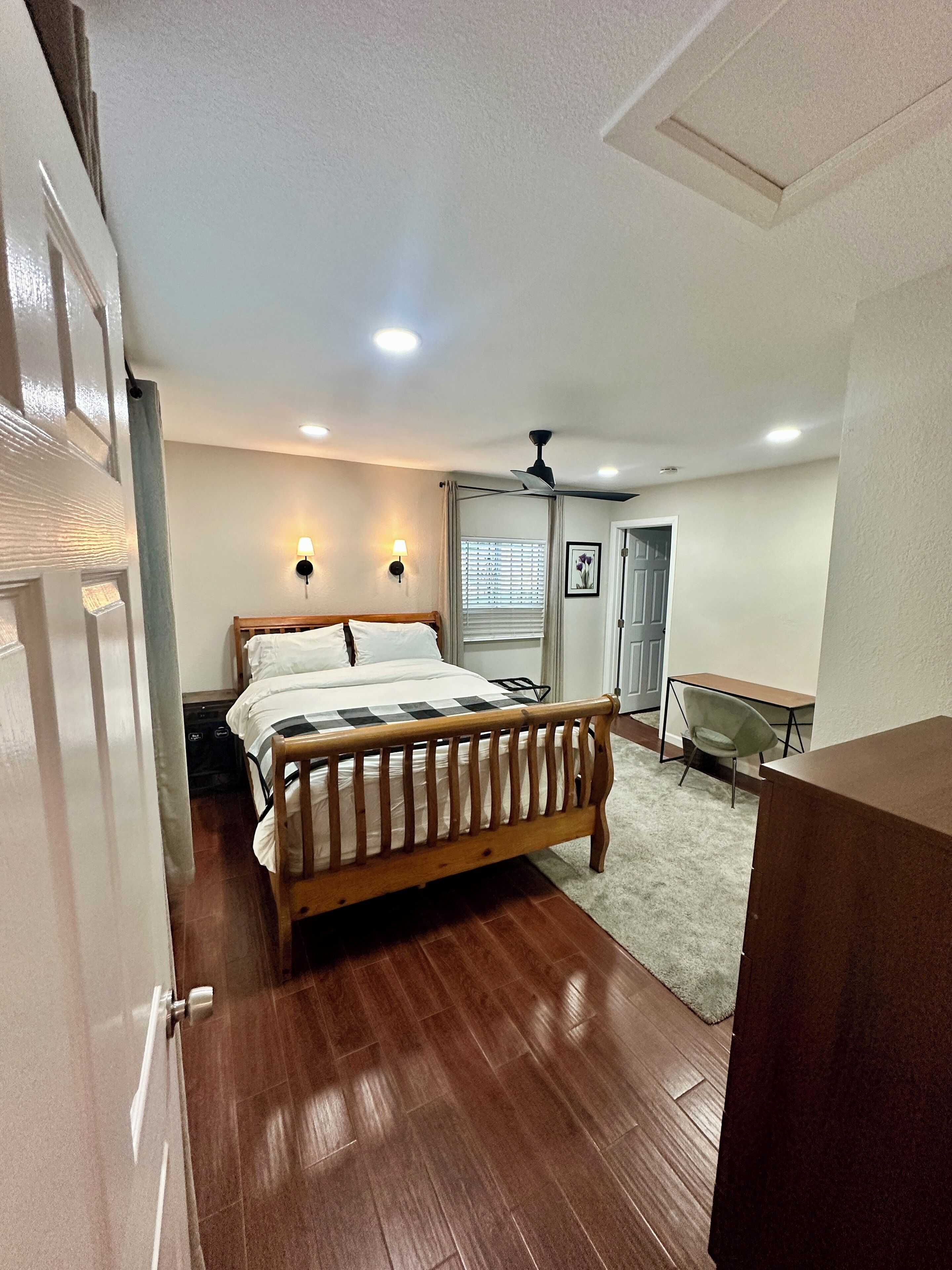 Iron/ironing board, WiFi, bed sheets