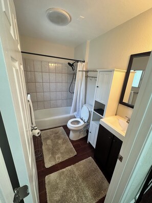 Secadora de cabello, toallas, jabón, papel de baño 