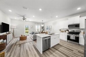 Microondas, horno, parrilla de estufa y lavavajillas 