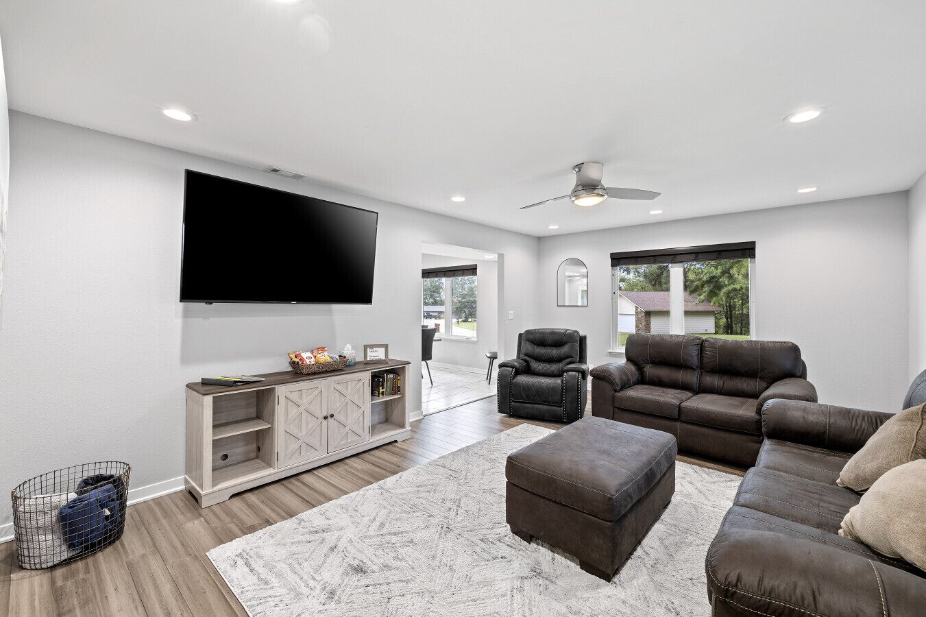 Télévision, table de tennis de table, livres