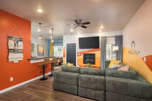 Smart-tv, eldstad, tv-spel och bordsfotboll