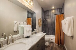 Een douche,  milieuvriendelijk toiletgerief, een haardroger, handdoeken