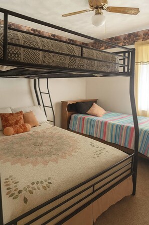 Een strijkplank/strijkijzer, gratis wifi, beddengoed