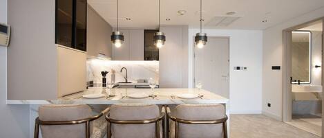 ثلاجة، ميكروويف، فرن، موقد طهي مسطح