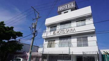 Vista frontal de la propiedad