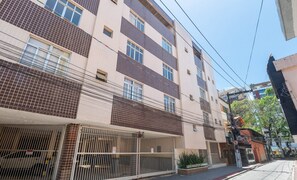 A multi-story residential building with a tiled facade, a gated entrance, and a visible balcony. - Apt in Downtown 150m From the Sea Tib0404 (Guarapari)