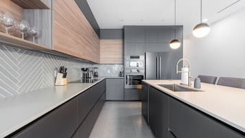 Apartment, 3Â Schlafzimmer, Meerblick | Eigene KĂŒche | GroĂer KĂŒhlschrank, Mikrowelle, Ofen, Herdplatte